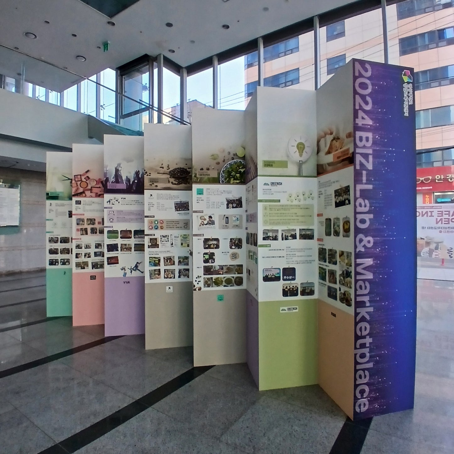 屏風型展示ウォール
